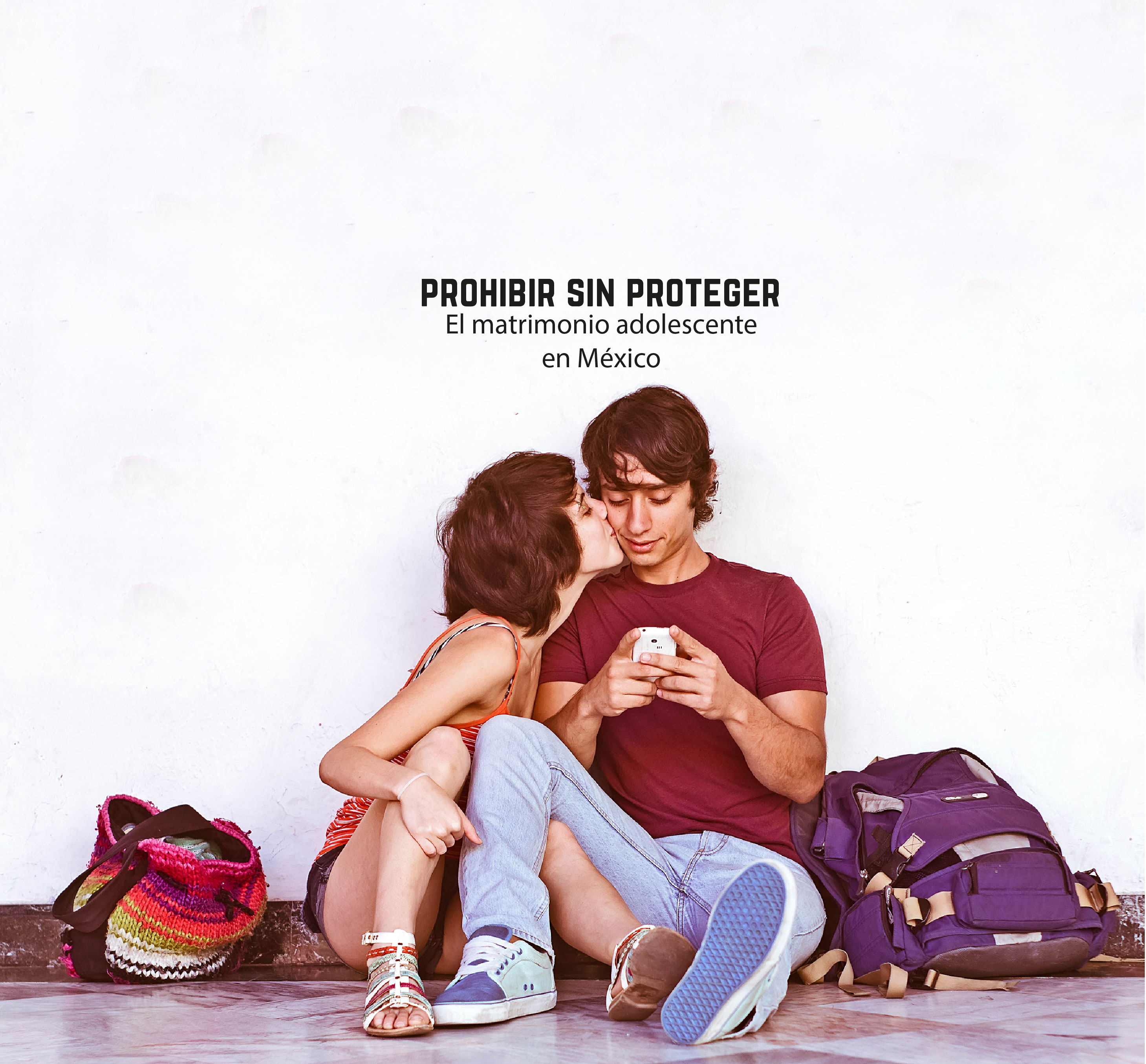 Portada del informe "Prohibir sin proteger. El matrimonio adolescente en México". Está ilustrada con una fotografía donde se observa a una mujer y un hombre adolescentes. Ambos están sentados en el piso. Ella lo besa en su mejilla derecha mientras él observa su teléfono celular.