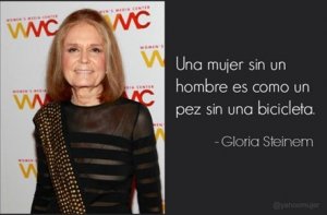 Fotografía de Gloria Steinem a un lado la frase: Una mujer sin un hombre es como un pez sin una bicicleta. 