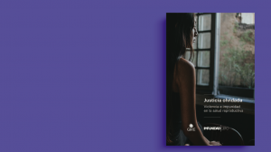 Sobr un fondo azul aparece la portada del libro "Justicia olvidada, violencia e impunidad en la salud reproductiva donde se observa a una mujer desde su perfil izquierdo mirando una ventana abierta, del otro lado de la ventana hay un patio con plantas.