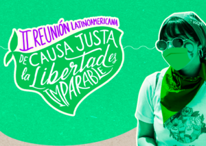 Portada del documento "La regulación de aborto en América Latina". Está ilustrada con la fotografía de una mujer que usa lentes, un cubreboca y un pañuelo verde en su cuello. Le acompaña la ilustración de un pañuelo que en su interior tiene el texto "II Reunión Latinoamericana de Causa Justa la libertad es imparable".