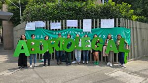 Es a fotografía de varias mujeres, sostienen en sus manos varias letras gigantes que componen la frase "Aborto Legal Ya"