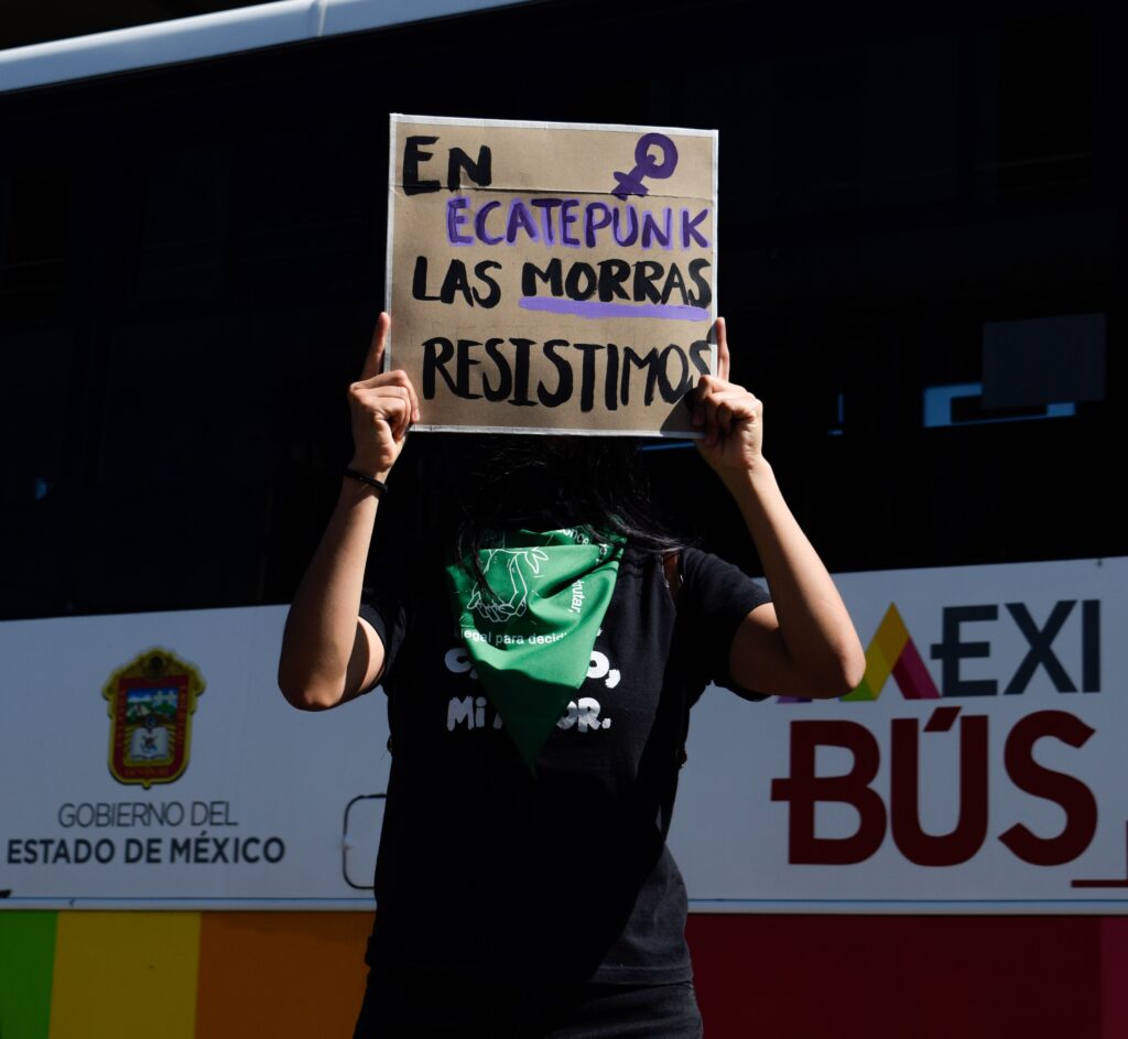 Fotografía donde se ve a una persona sostener una pancarta que dice “En Ecatepunk las morras resistimos