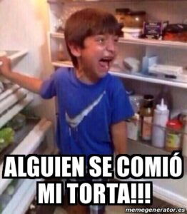 Meme que incluye la fotografía de un niño que abrió el refrigerador y gritó “alguien se comió mi torta!!” 