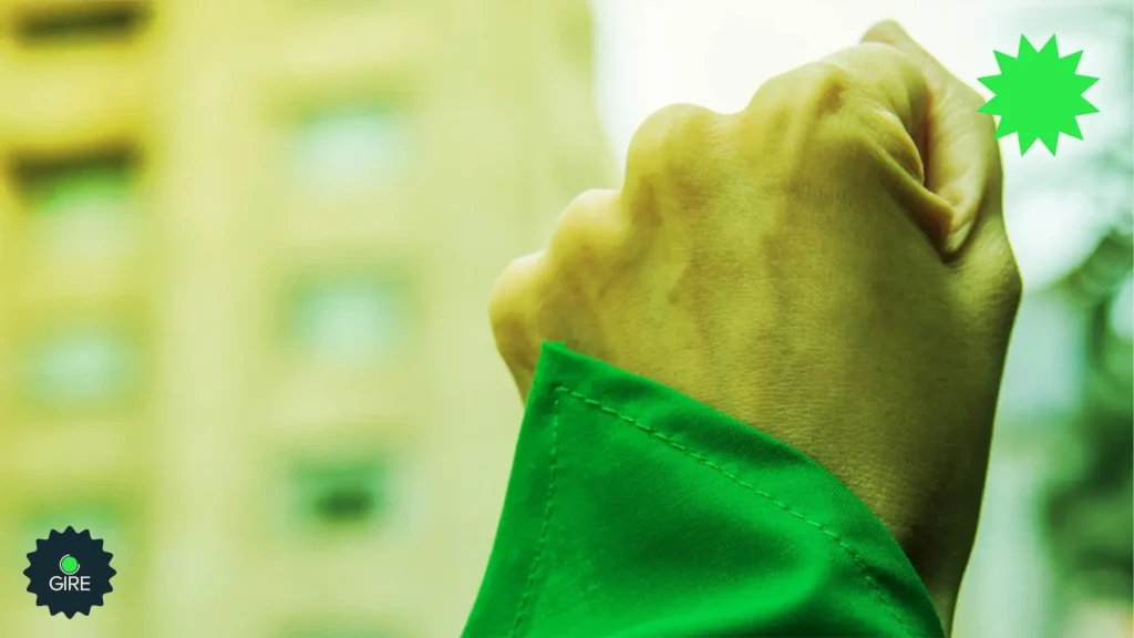 Banner que está ilustrado con la fotografía de un puño en alto con un pañuelo verde que está frente a un edificio de la CDMX
