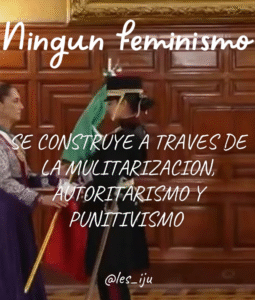 Fotografía donde se ve a una cadete entregando la bandera de México a Claudia Sheinbaum. Le acompaña el texto “Ningún feminismo se construye a través de la militarización, autoritarismo y punitivismo”.