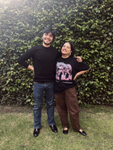 Fotografía de Irékani y Mar. Dos personas jóvenes que sonríen y tienen recargada una mano en su cintura.