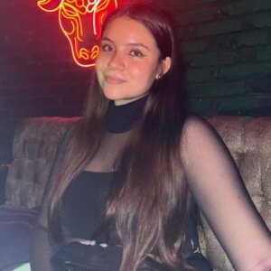 Fotografía de Sandra. Ella es una mujer joven que tiene el cabello largo color castaño. 
