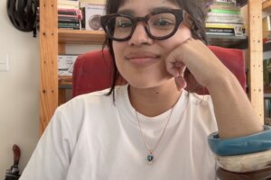 Fotografía de Mar. Ella es una mujer joven de piel blanca que tiene el cabello recogido. Usa lentes de armazón negro