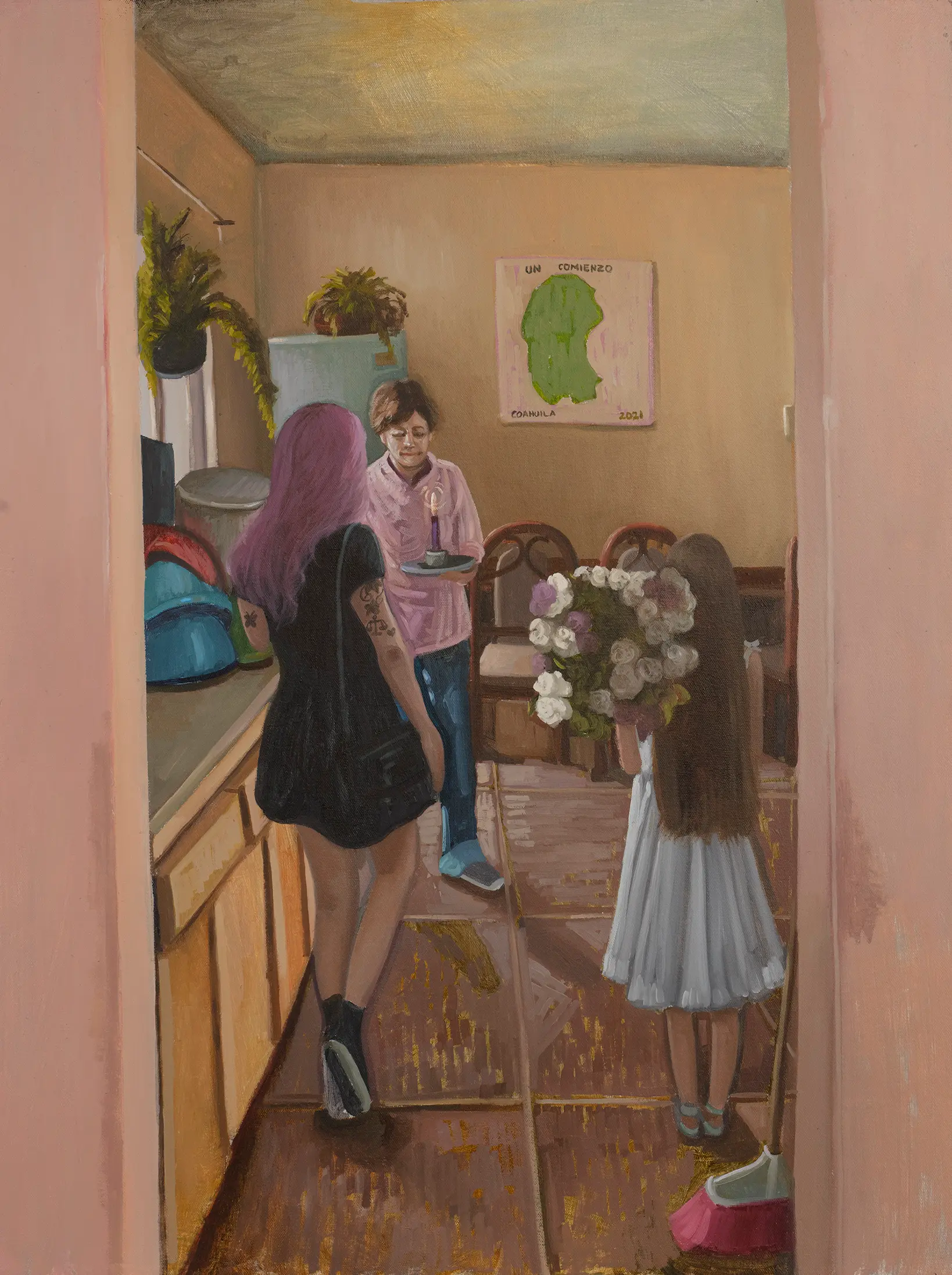 Pintura que retrata una cocina vista desde una puerta. En el interior están tres personas: una mujer de espaldas carga una bolsa al hombro; frente a ella, otra sostiene una vela con una mano; a un costado, una niña sujeta un ramo de flores. Alrededor se observa una alacena con trastes y varias sillas de comedor.