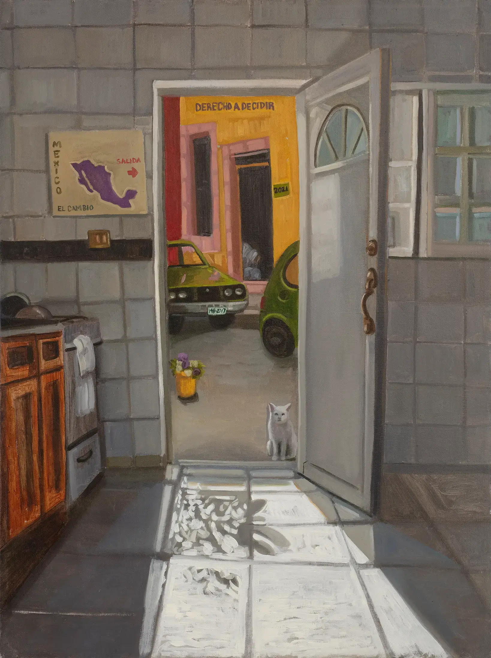 Pintura que retrata el interior de una habitación con una puerta abierta hacia la calle. Afuera se observan dos autos, un gato blanco y una pared que dice “Derecho a decidir”. Al interior se ve una estufa y un cuadro colgado en la pared con la silueta de la República mexicana y las palabras “México”, “El cambio” y “Salida”.