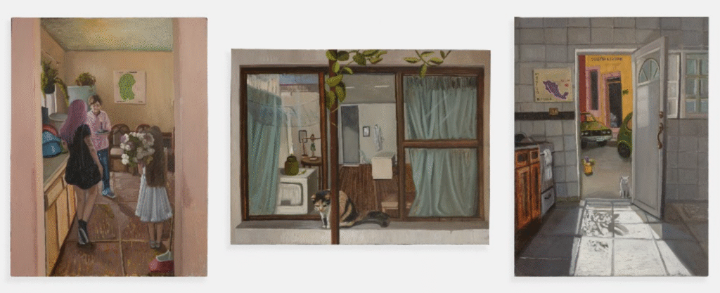 1. Pintura que retrata una cocina vista desde una puerta. En el interior están tres personas: una mujer de espaldas carga una bolsa al hombro; frente a ella, otra sostiene una vela con una mano; a un costado, una niña sujeta un ramo de flores. Alrededor se observa una alacena con trastes y varias sillas de comedor.2. Pintura que retrata un consultorio visto desde una ventana, con un gato atigrado naranja sentado sobre el marco. En el interior se observa un escritorio, una veladora, una balanza de la justicia y una bata colgada en la pared. 3. Pintura que retrata el interior de una habitación con una puerta abierta hacia la calle. Afuera se observan dos autos, un gato blanco y una pared que dice “Derecho a decidir”. Al interior se ve una estufa y un cuadro colgado en la pared con la silueta de la República mexicana y las palabras “México”, “El cambio” y “Salida”. 
