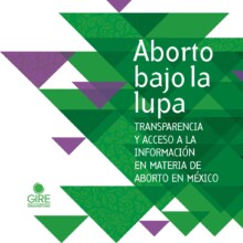 Portada del libro 'Aborto bajo la lupa: transparencia y acceso a la información en materia de aborto en México'. Está ilustrada con triángulos invertidos de diferentes tamaños. Algunos son de color verde y otros de color morado.