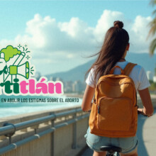 Portada del micrositio "Abortitlán". Está ilustrada con la fotografía en plano general donde se ve a una mujer andar sobre una bicicleta a la orilla de un malecón.
