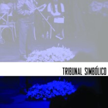 Portada del micrositio 'Tribunal simbólico' que reúne las historias de varias personas víctimas de violencia obstétrica y muerte materna.   Está ilustrada con una fotografía de una persona que se encuentra en un escenario hablando por micrófono.