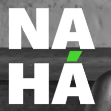 Sobre un fondo verde está el texto "NA HÁ" que forma parte de un micrositio que habla sobre los amparos que presentó la comunidad de Na há para demandar una atención médica integral.