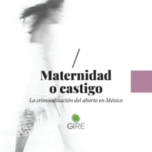 Es la portada del libro 'Maternidad o castigo, la criminalización del aborto en México'. Está ilustrado con la fotografía de una mujer que porta un vestido blanco, se observa el cuerpo completo de la mujer caminando en el lado izquierdo de la portada. La fotografía está difuminada sobre un fondo blanco.