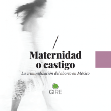 Es la portada del libro “Maternidad o castigo, la criminalización del aborto en México”. Está ilustrado con la fotografía de una mujer que porta un vestido blanco, se observa el cuerpo completo de la mujer caminando en el lado izquierdo de la portada. La fotografía está difuminada sobre un fondo blanco.