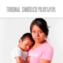 Portada del micrositio "Tribunal simbólico" que reúne las historias de varias personas víctimas de violencia obstétrica y muerte materna. Está ilustrada con una fotografía de una mujer adolescente que carga en sus brazos a un niño. Da clic para redirigirte al micrositio.