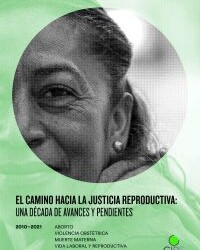 Portada del libro 'El camino hacia la justicia reproductiva: una década de avances y pendientes. De 2010 a 2021 contiene los temas aborto, violencia obstétrica, muerte materna, reproducción asistida y vida laboral y reproductiva'.  Está ilustrada con la fotografía a medio rostro de una mujer adulta morena.