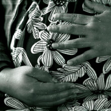 Portada del micrositio "Salud materna en Yucatán. El caso Valladolid". Está ilustrada con la fotografía de una mujer que con sus manos toca su vientre que tiene varias semanas de embarazo.